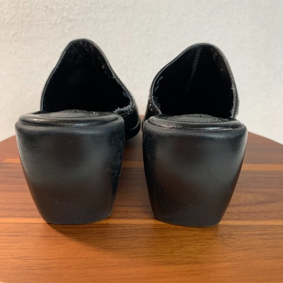 CLARKS Women's Clogs With Metal Adornments Slip on Black Leather Size 7.5 - Picture 4 of 11